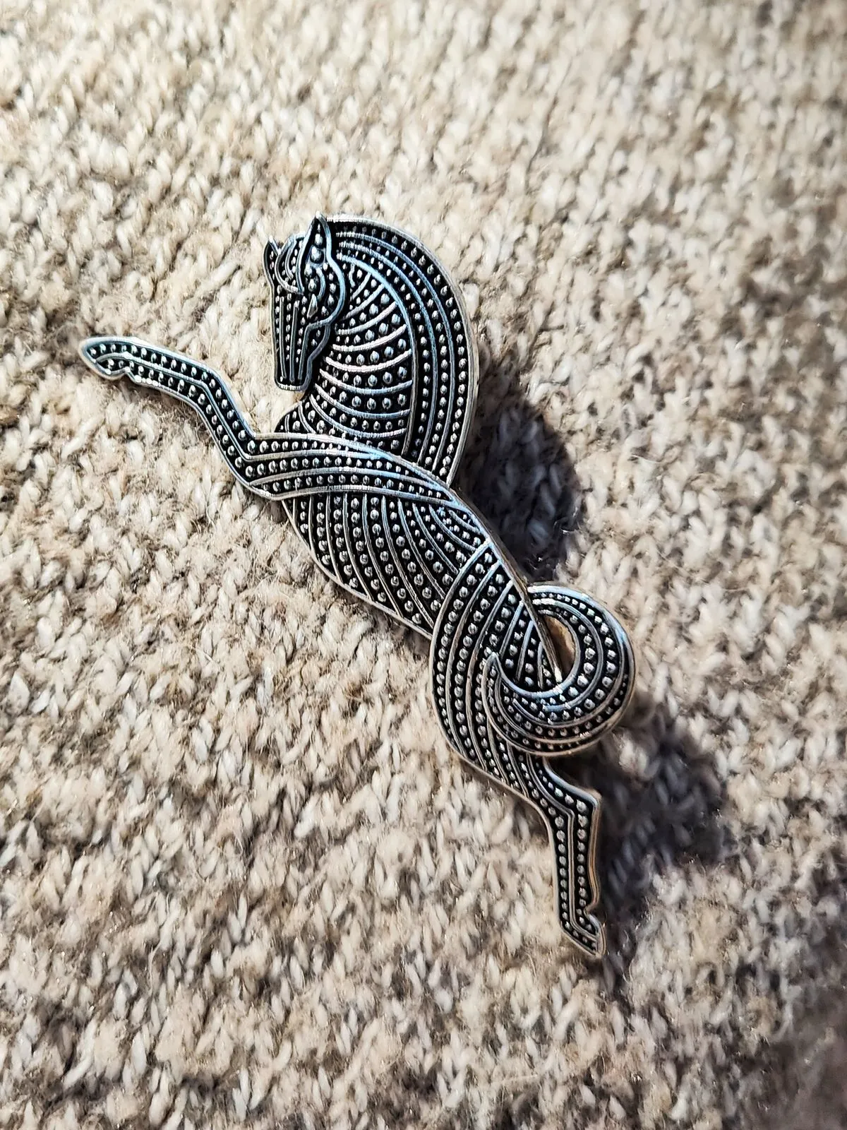 Брошь-булавка в виде лошади серебристая