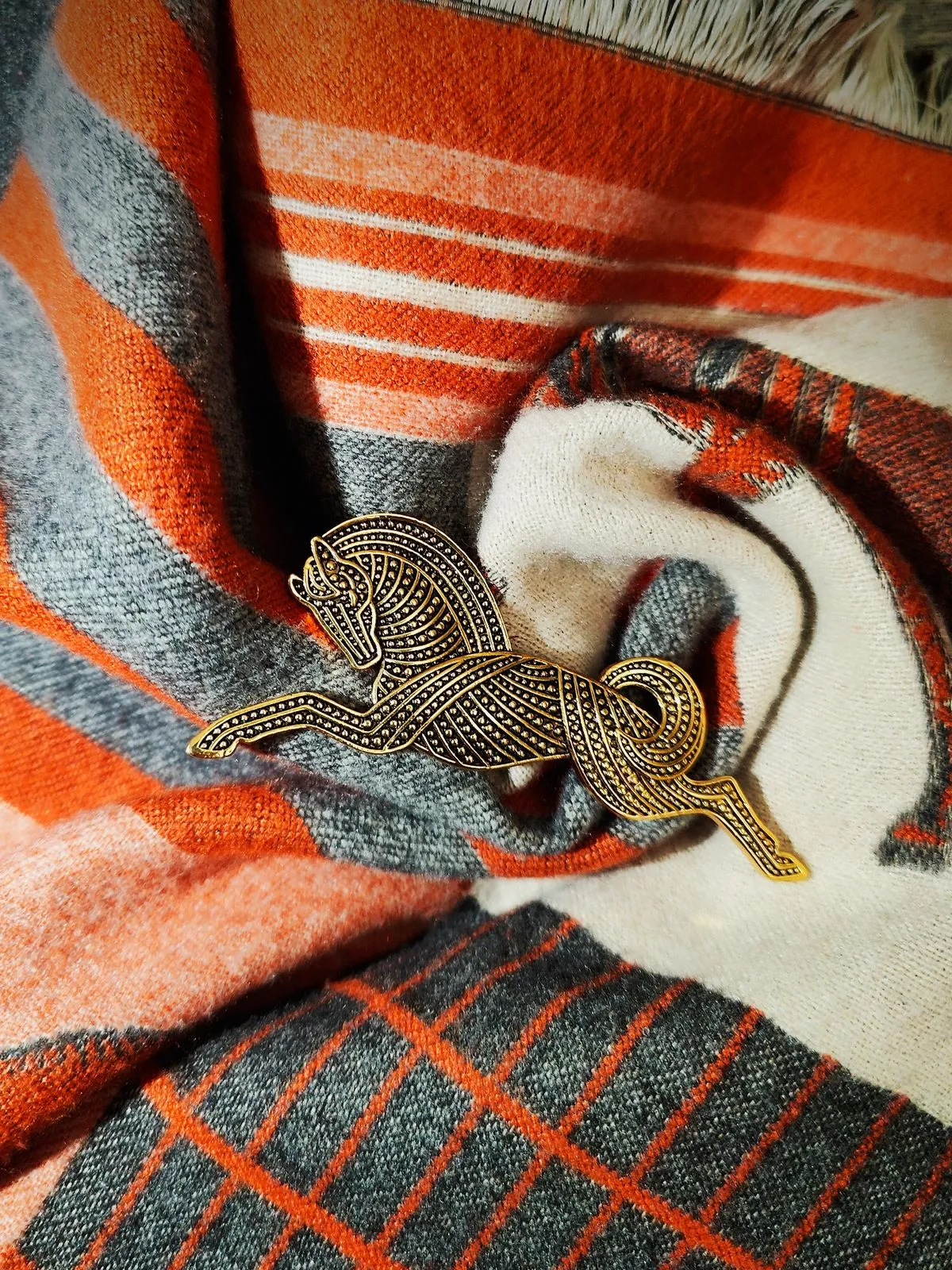 Брошь-булавка в виде лошади золотистая