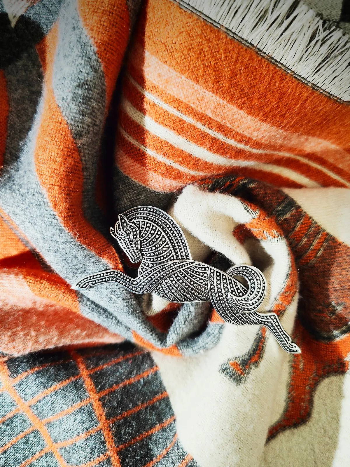 Брошь-булавка в виде лошади серебристая