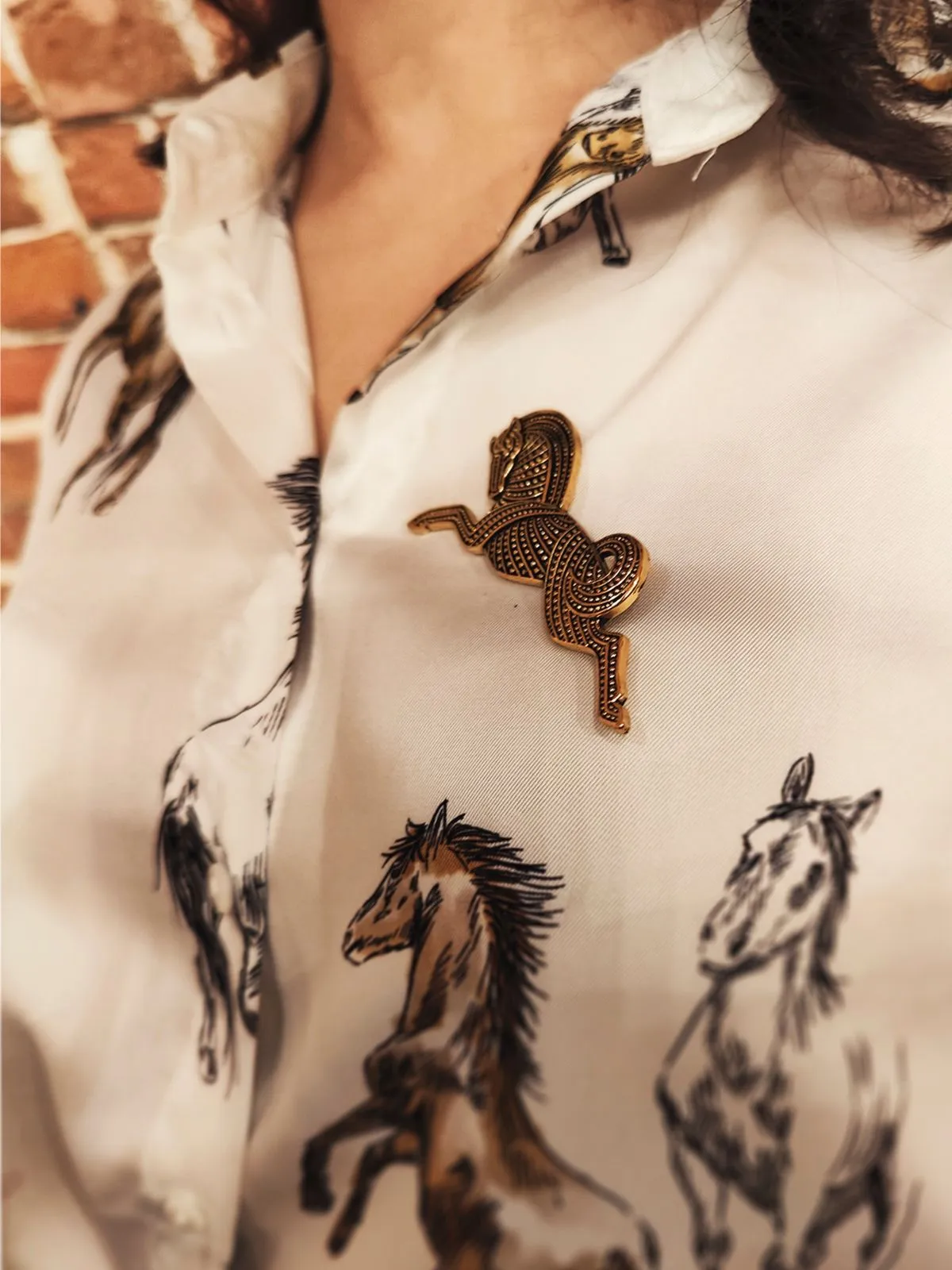 Брошь-булавка в виде лошади золотистая