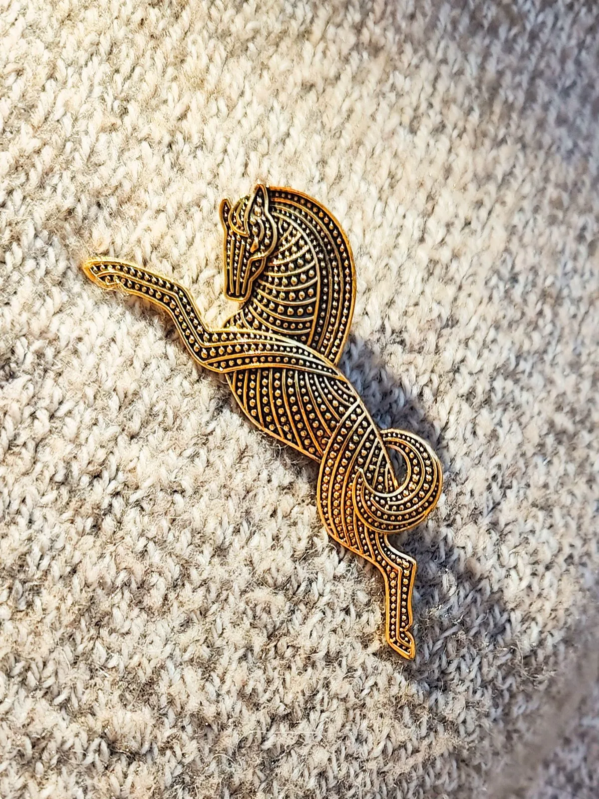 Брошь-булавка в виде лошади золотистая